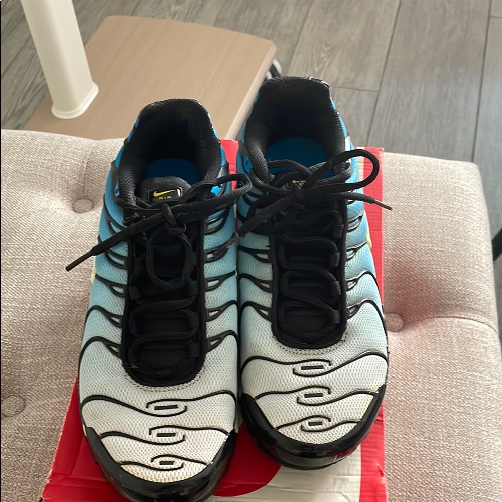 Nike Black and Blue Athletic Shoes with Air Max Cushioning